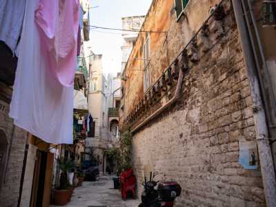 Anche nei dintorni del luogo religioso � possibile scorgere resti di architettura gotico-veneziana che rimandano a un millenario passato. Ad esempio in un vicoletto che si apre sul lato destro della chiesa � possibile vedere su un malandato e scrostato muro di colore rosso...